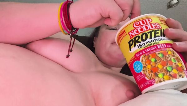 BBW MILF TheKinkyPwrLftr Eats Lunch and Shows Her Big Tits Solo - porntry.com - Britain on freevids.org